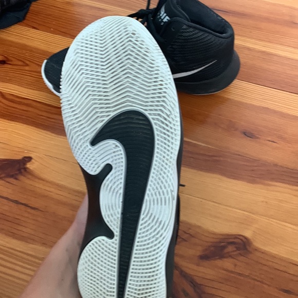 mens basketball shoes - Picture 4 of 5